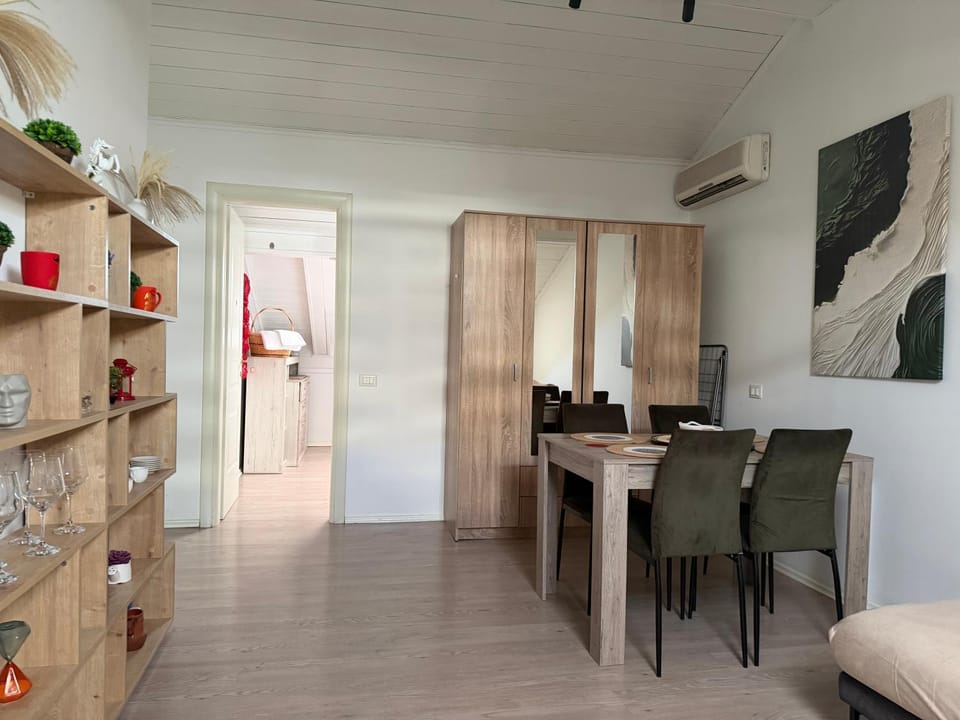 Seating area, Dining area, air conditioner