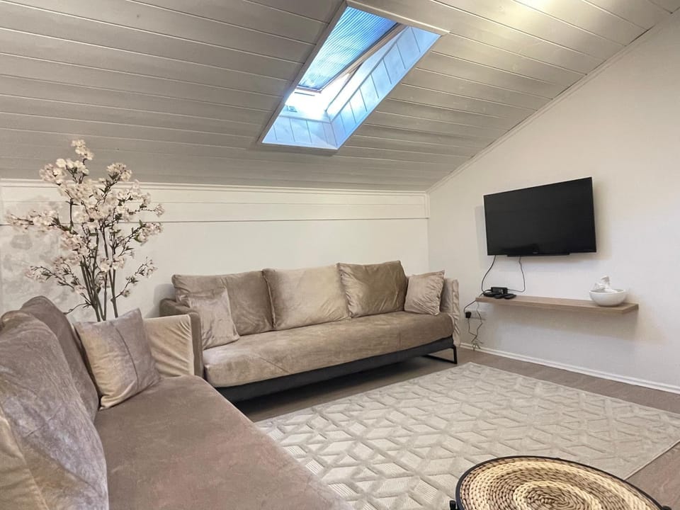 Communal lounge/ TV room, TV and multimedia, Living room, Seating area, Evening entertainment