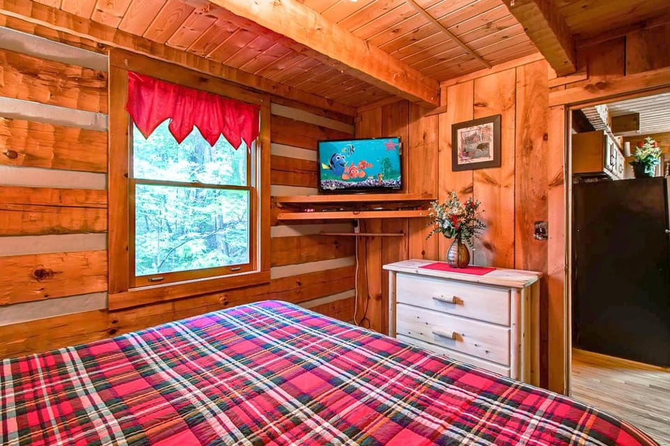 Bed, TV and multimedia, Evening entertainment, Bedroom