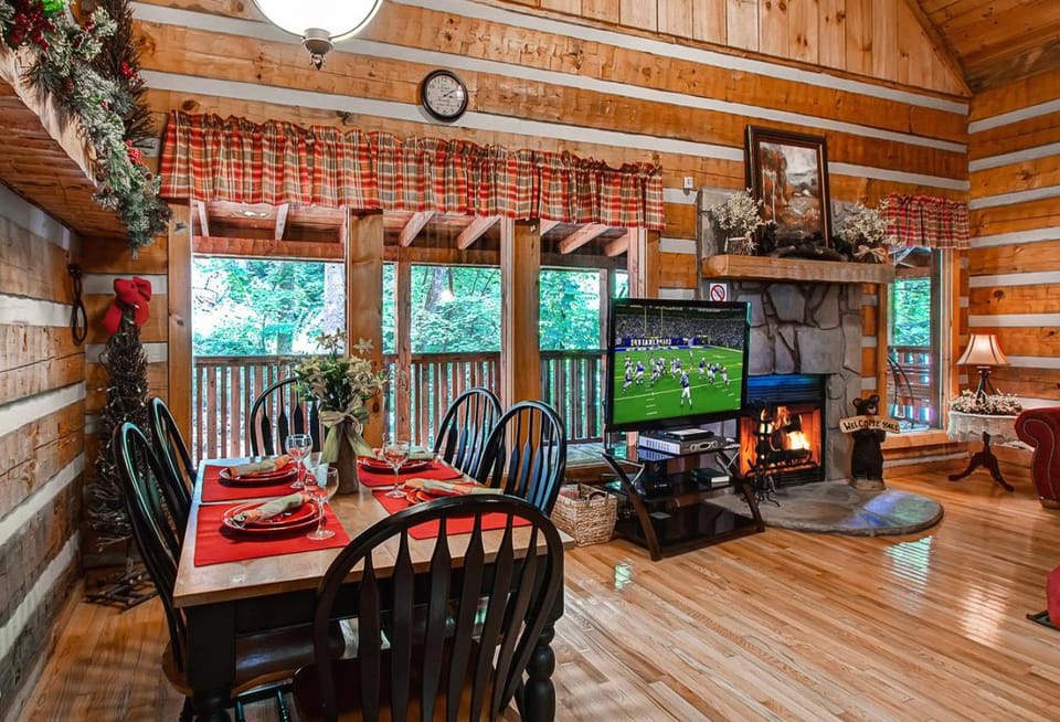 TV and multimedia, Living room, Dining area, fireplace