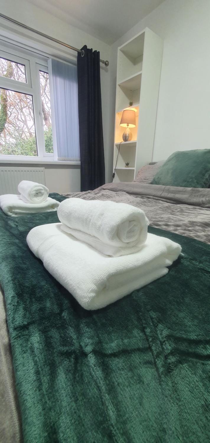 Bed, Bedroom, towels