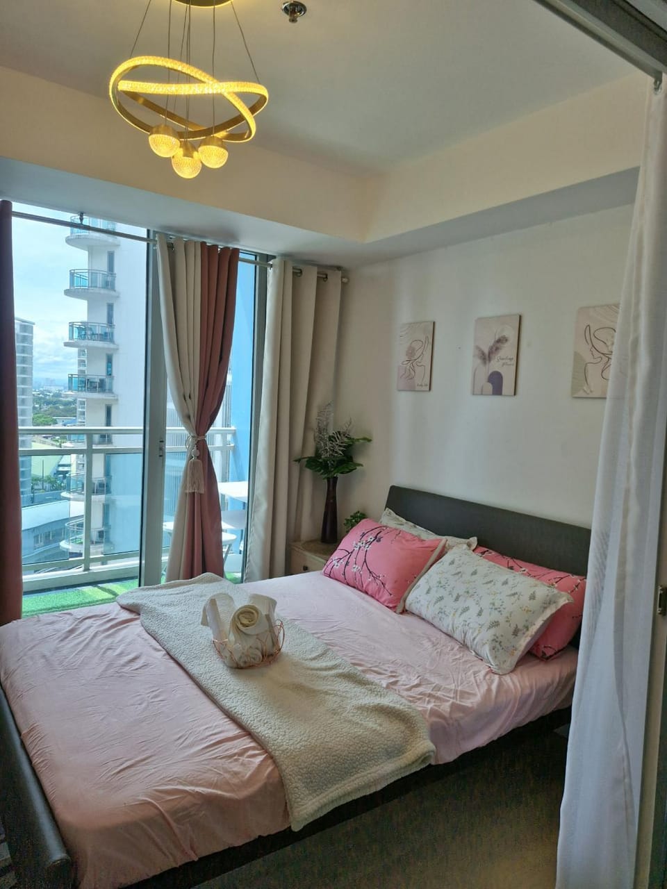 CHILL City Escapes at Azure Urban Residences Apartment hotel in Las Pinas