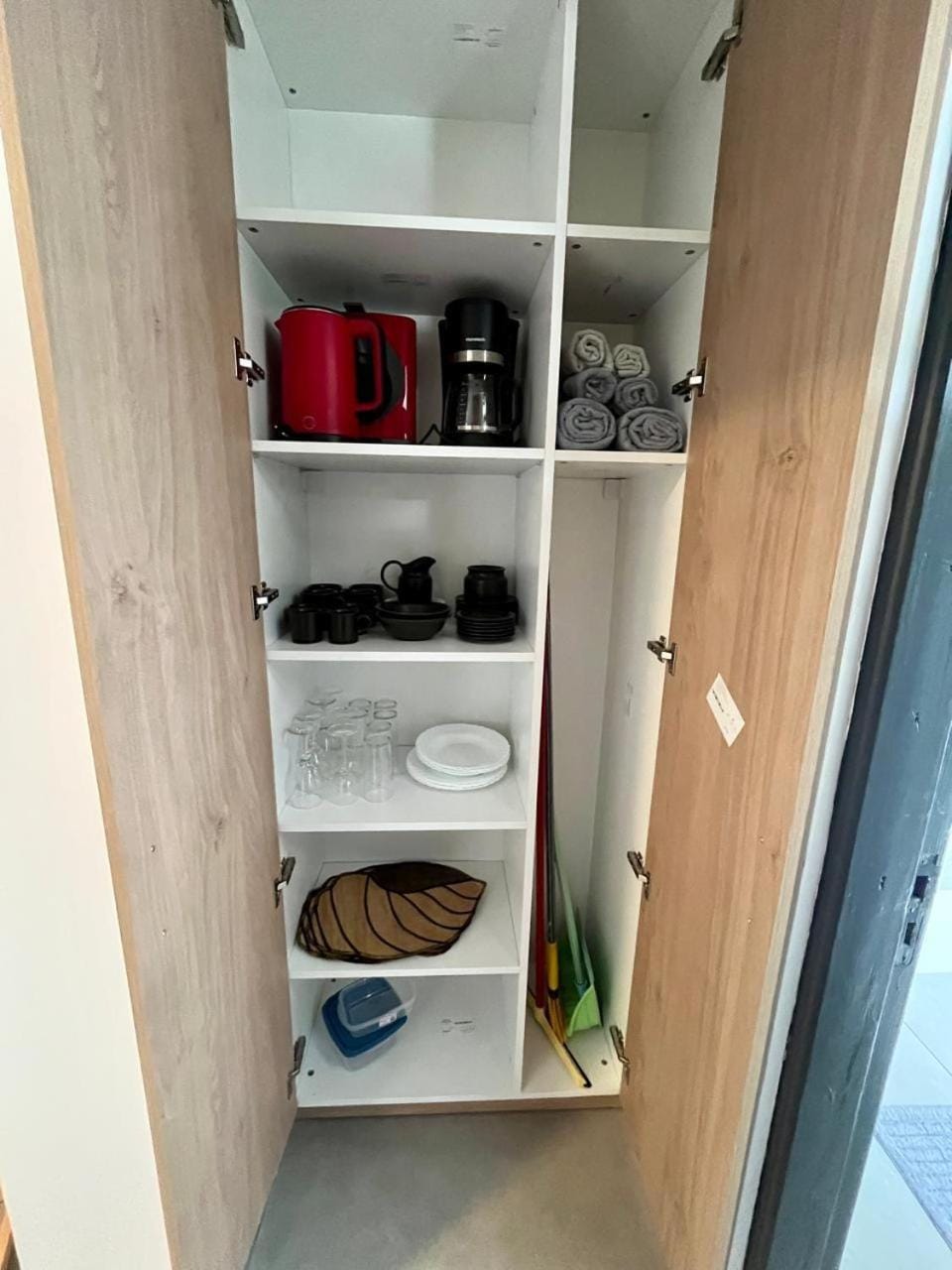Coffee/tea facilities, wardrobe