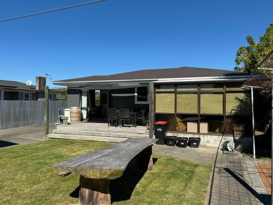 Great House - Family Fun House in Napier