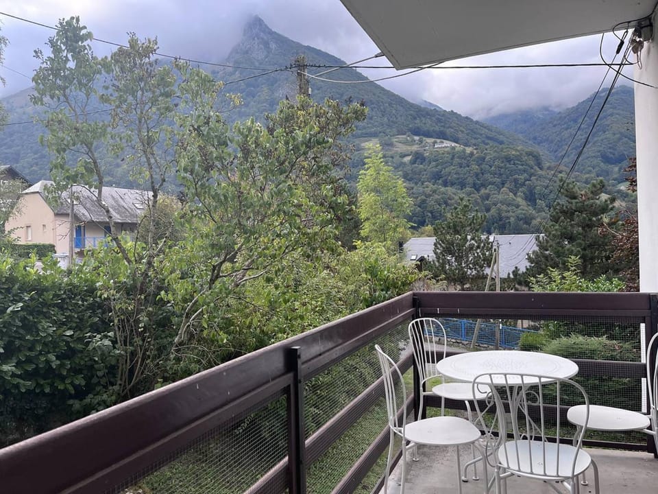 Charmant Appartement avec Cheminée à Cauterets - Animaux admis, Parking et Terrasse - FR-1-812-18 Apartment in Cauterets