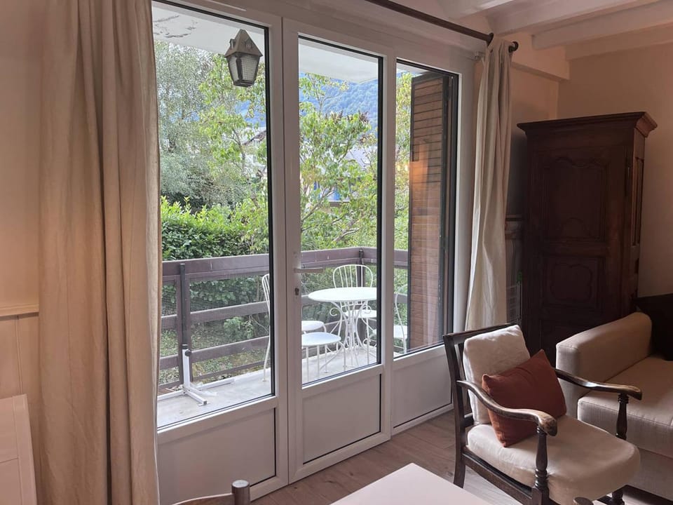 Charmant Appartement avec Cheminée à Cauterets - Animaux admis, Parking et Terrasse - FR-1-812-18 Apartment in Cauterets