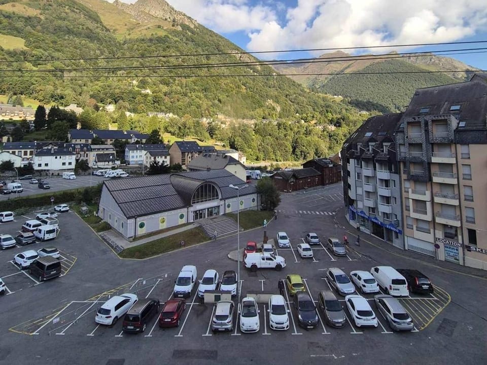 À deux pas des télécabines, appartement confortable avec parking et 2 chambres - FR-1-812-26 Cabin in Cauterets