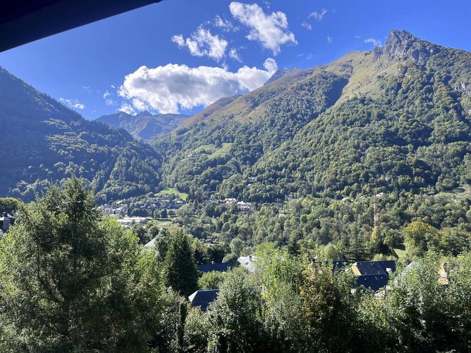 Appartement pour 5 personnes avec vue sur montagnes et village, à Cauterets, proche télécabines - FR-1-812-63 Cabin in Cauterets