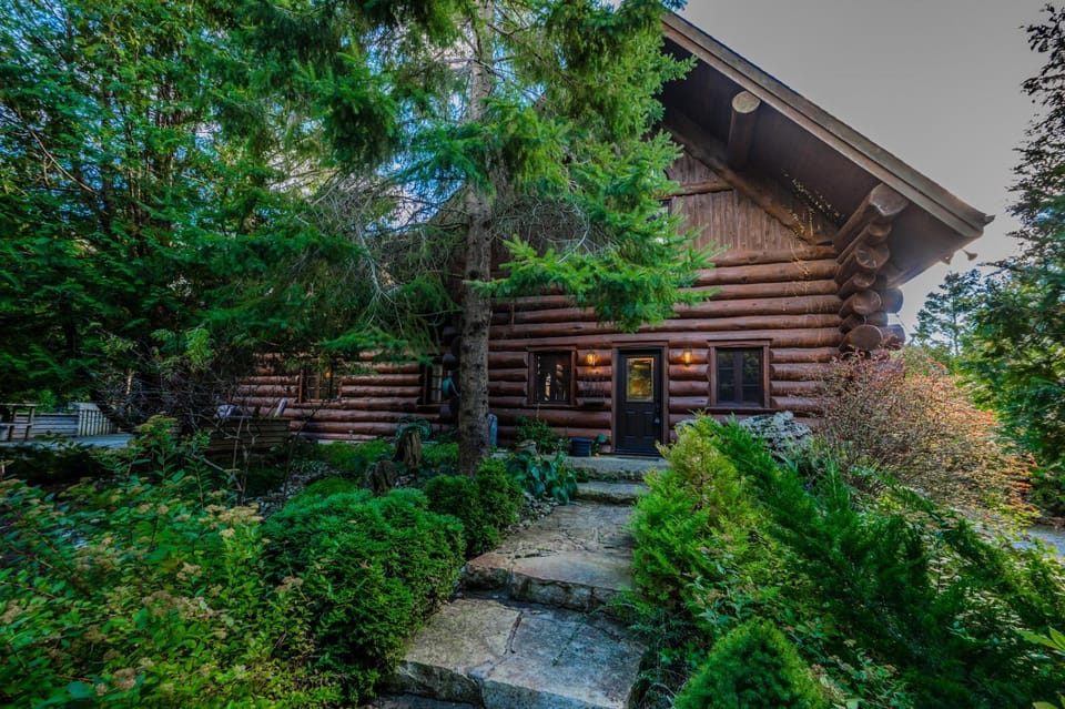 Timber Shores Rustic Waterfront Log Cabin Cabin in Northern Bruce Peninsula