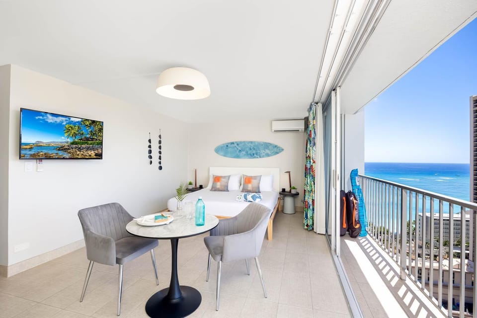 Bed, TV and multimedia, View (from property/room), Dining area, Sea view