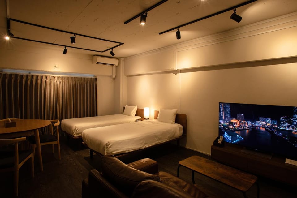 Bed, TV and multimedia, Dining area, Bedroom