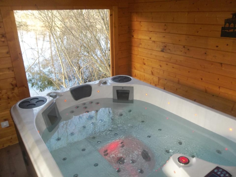 Chalet flottant sur lac et spa Docked boat in Mios