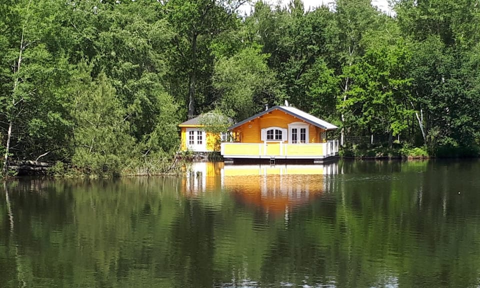 Chalet flottant sur lac et spa Docked boat in Mios