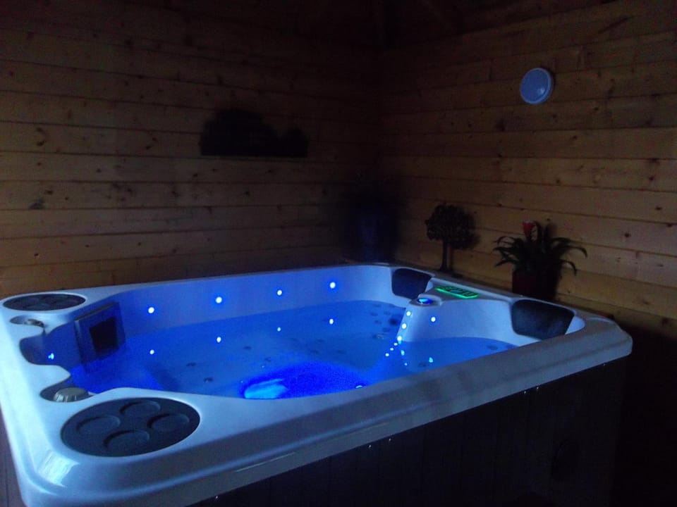 Chalet flottant sur lac et spa Docked boat in Mios