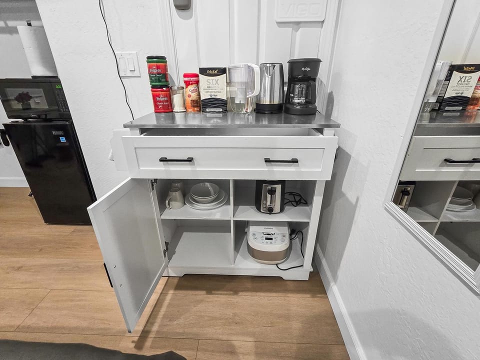 Coffee/tea facilities, toaster