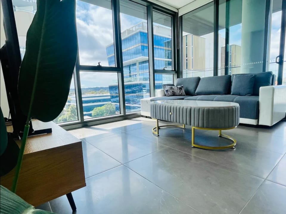 Modern stylish 3 bedroom condo - Parking, Gym, Pool Apartment in Sydney