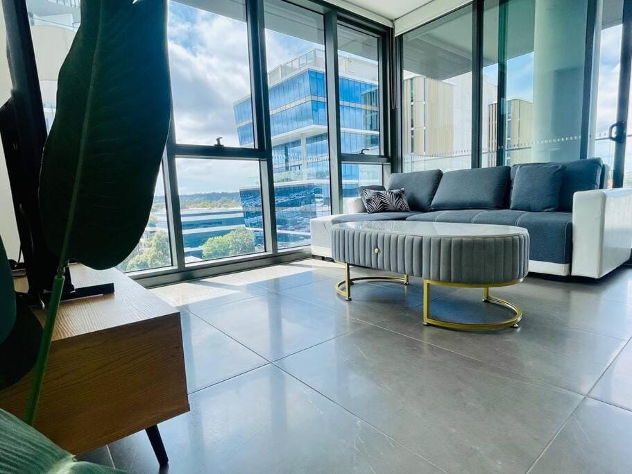 Modern stylish 3 bedroom condo - Parking, Gym, Pool Apartment in Sydney