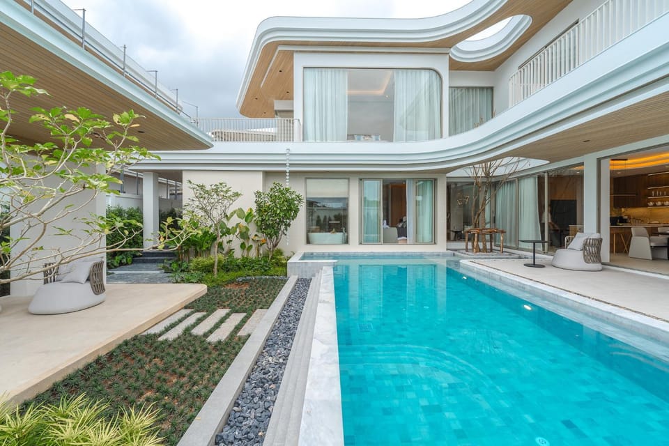 Property building, Day, Pool view, Swimming pool