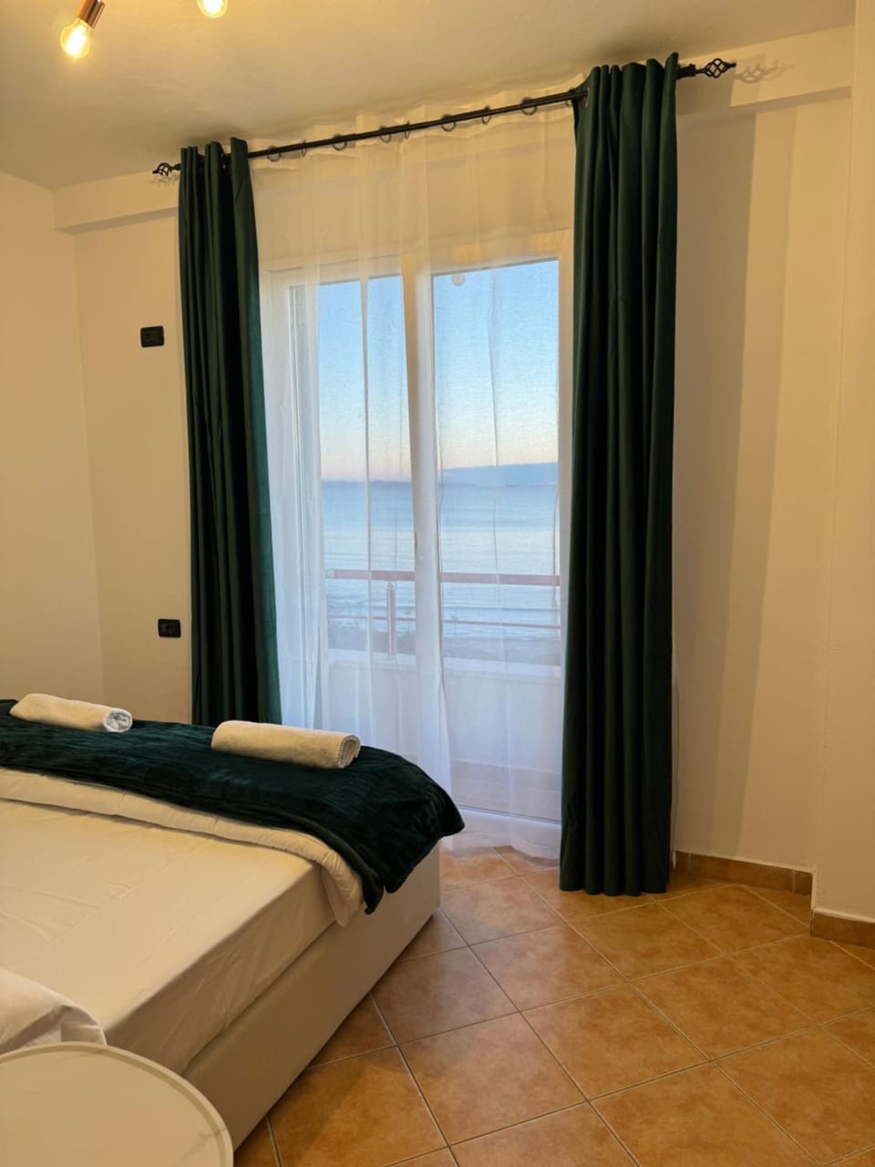 Bed, Natural landscape, Photo of the whole room, Bedroom