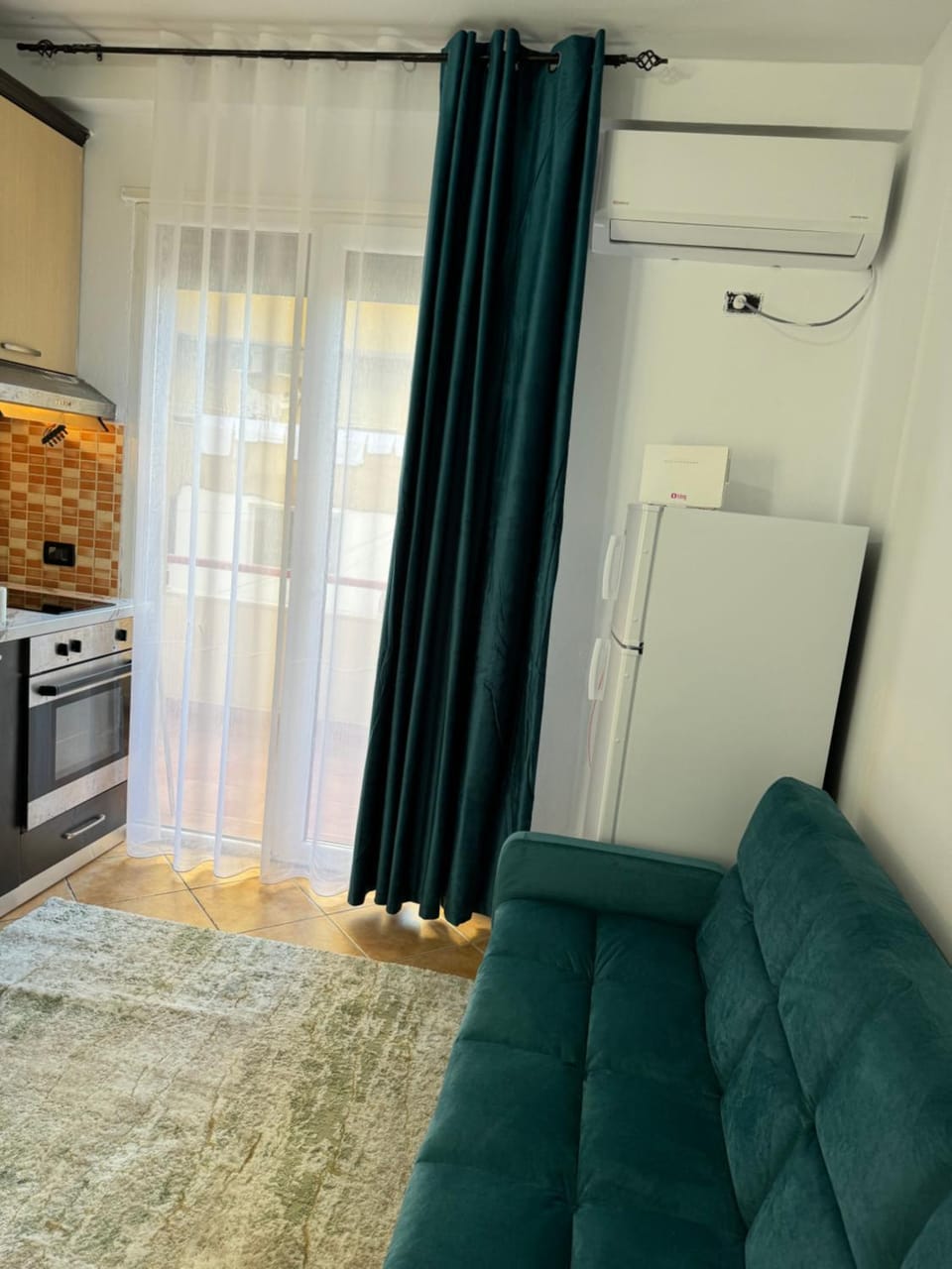 Kitchen or kitchenette, Living room, Seating area, minibar, oven