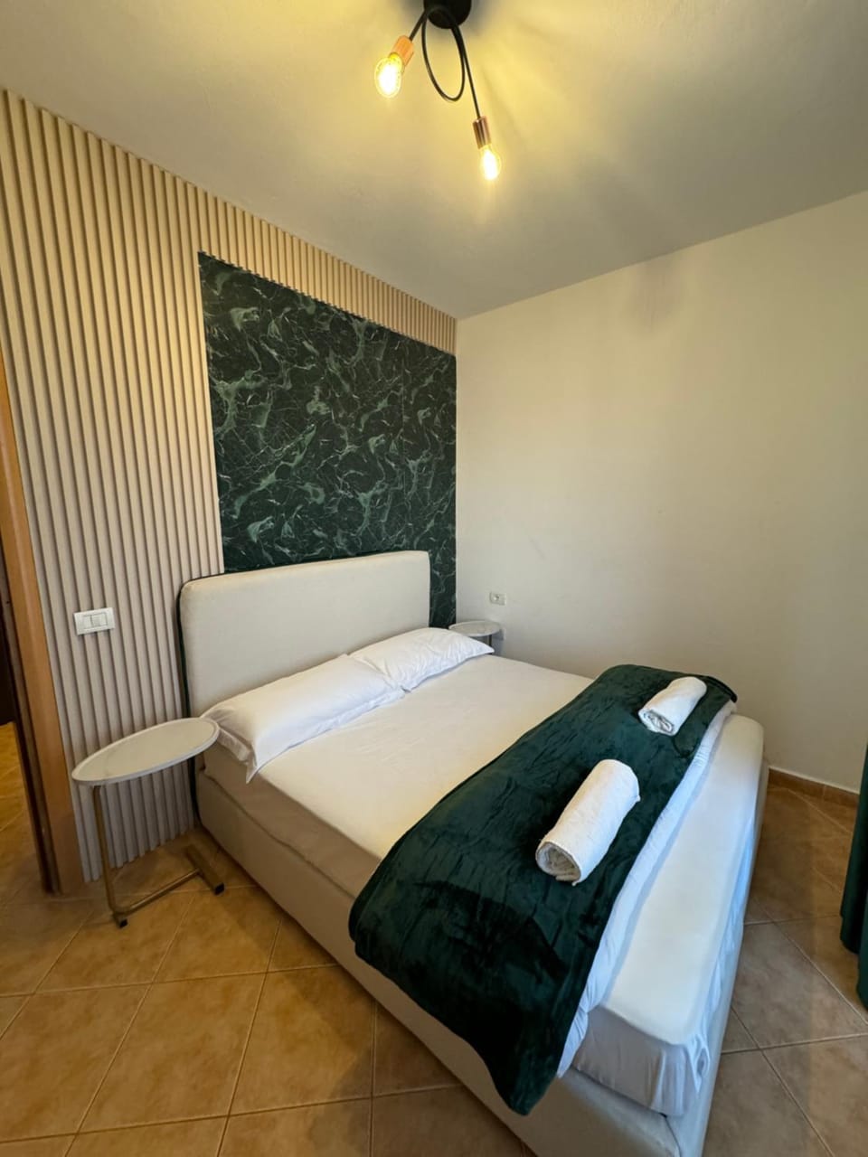 Bed, Photo of the whole room, Bedroom, towels