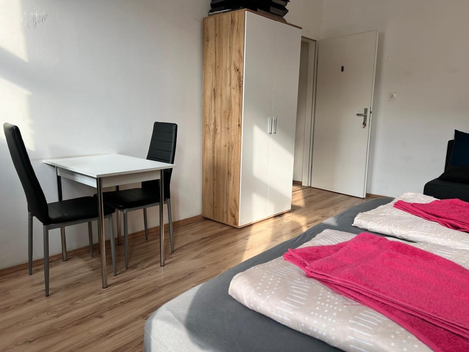 Bed, Seating area, Dining area, Bedroom, wardrobe