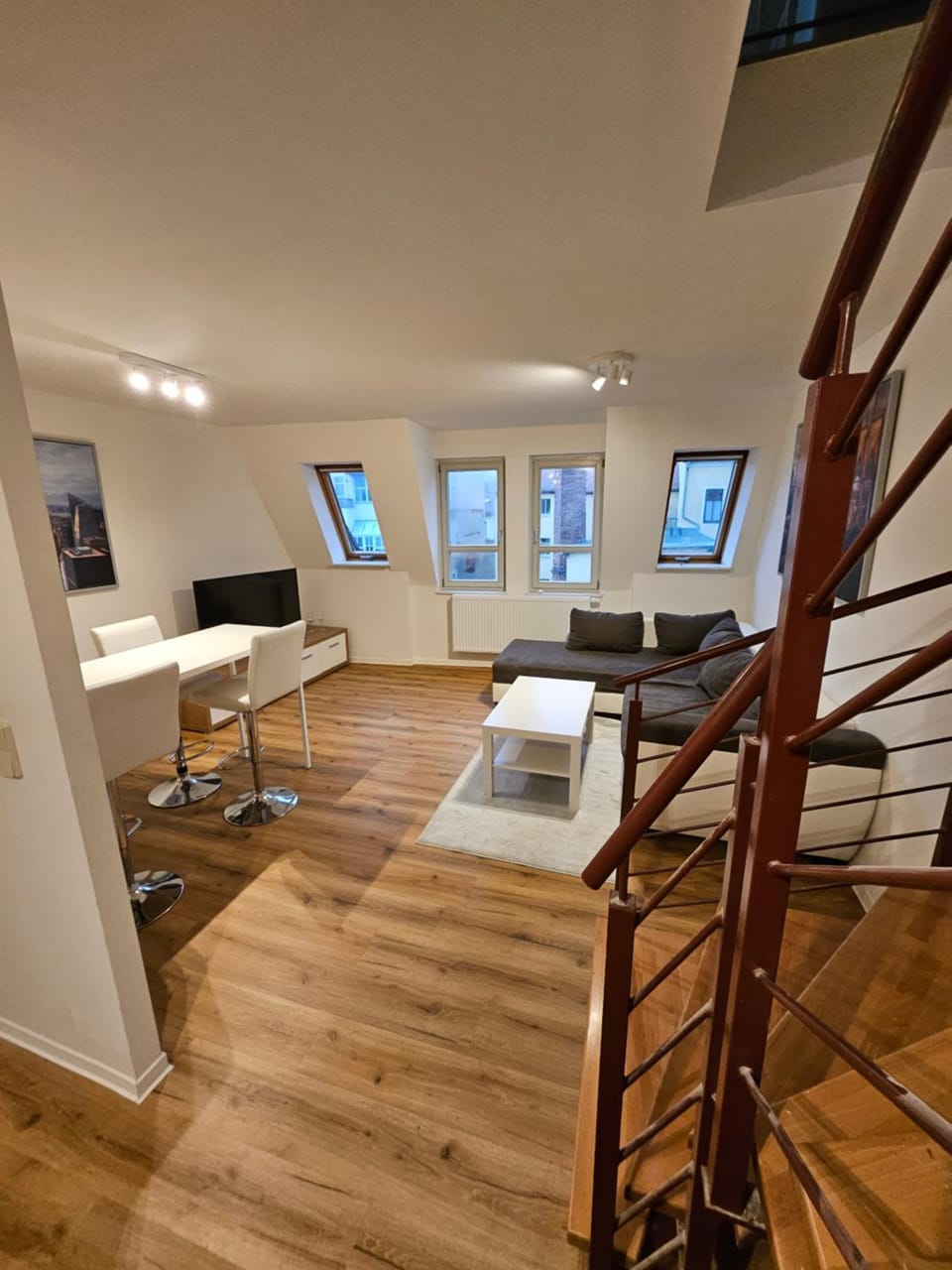 TV and multimedia, Living room, Seating area, Dining area, Evening entertainment