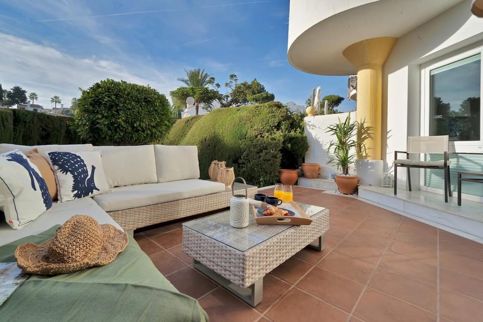 Private Garden Oasis BBQ, Pool, Walk to Beach Apartment in Sitio de Calahonda