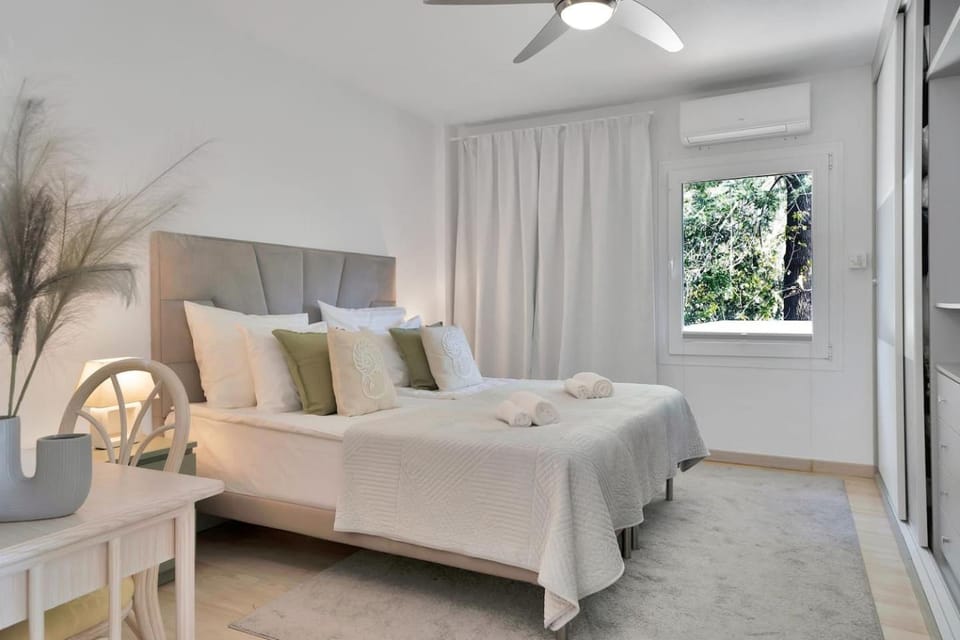Private Garden Oasis BBQ, Pool, Walk to Beach Apartment in Sitio de Calahonda