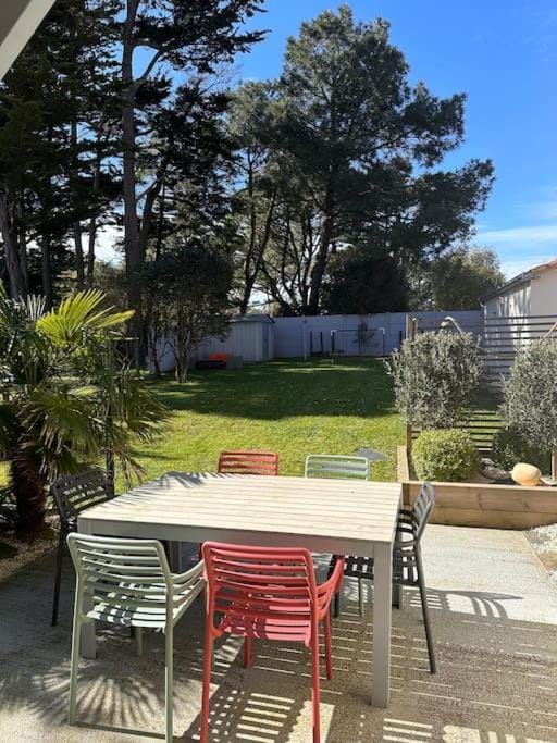 Patio, Day, Garden, Dining area