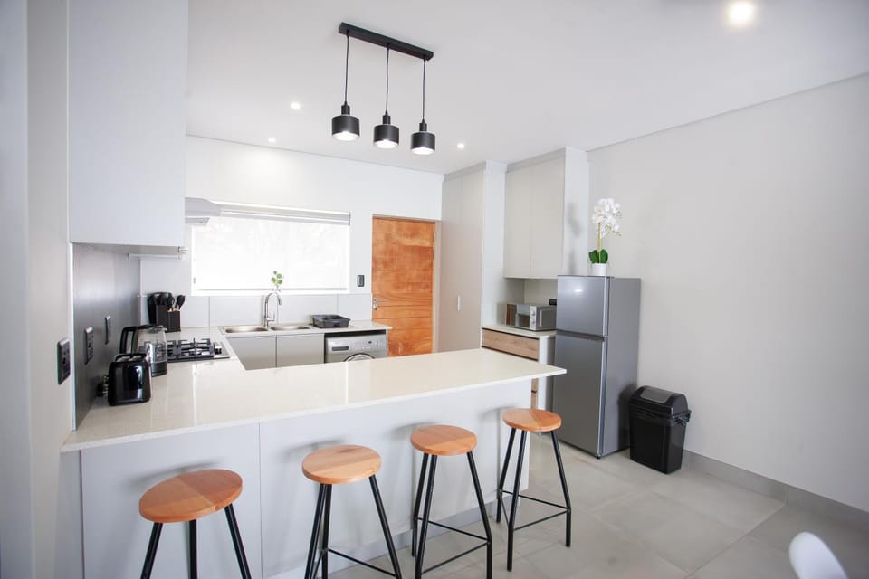 Kitchen or kitchenette, Dining area, oven, stove