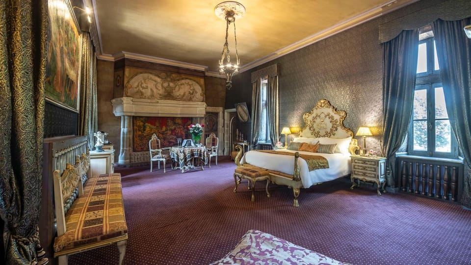 Bed, Living room, Photo of the whole room, Bedroom
