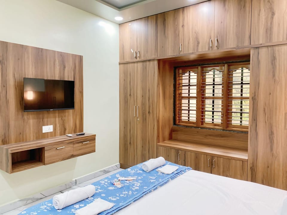Bed, TV and multimedia, Photo of the whole room, Bedroom, wardrobe