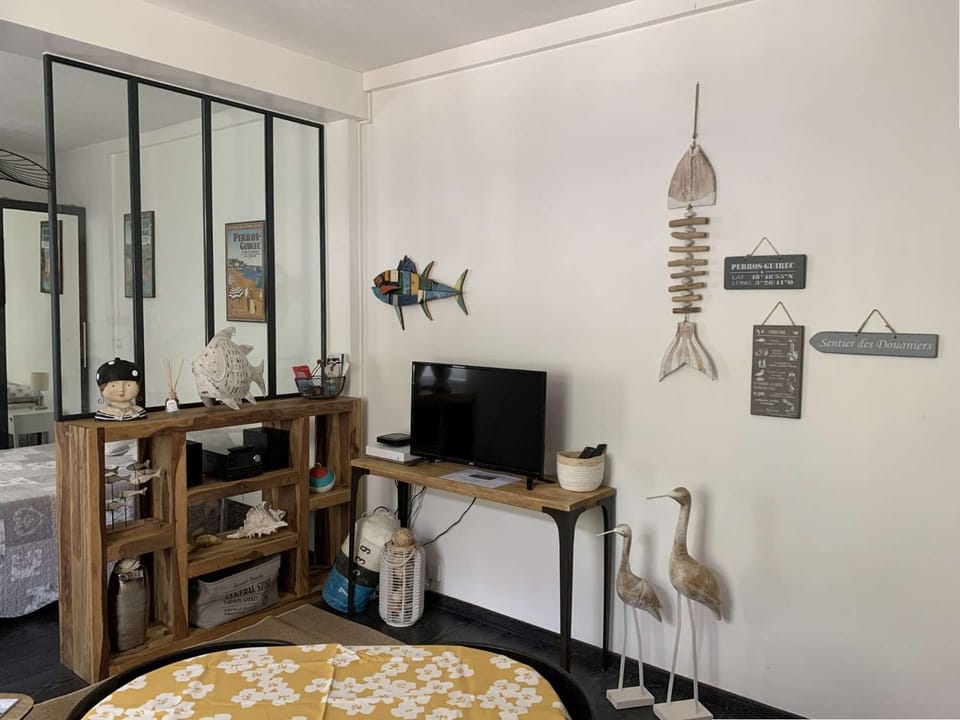 Appartement idéalement situé à 100m plage de Trestraou accès direct au GR34 et plage - Réf 919 Apartment in Perros-Guirec