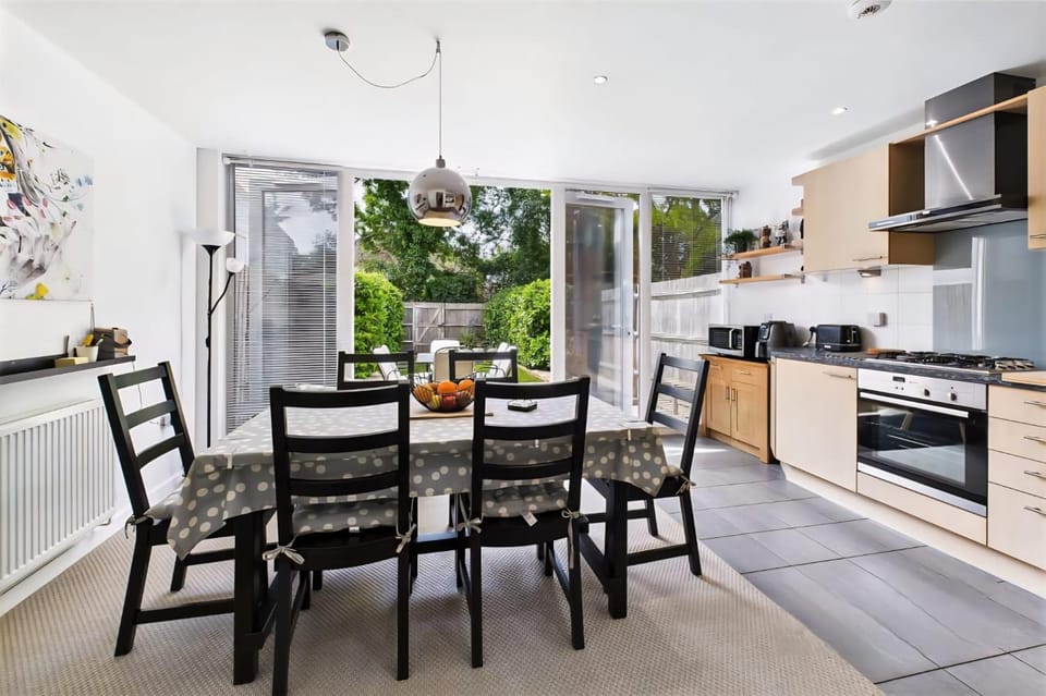 2 Ensuite beds house, sleep 4 With free parking, Self Check-in, and Close link to London, Zone 6 House in Epsom