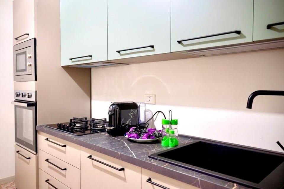 Coffee/tea facilities, Kitchen or kitchenette, stove