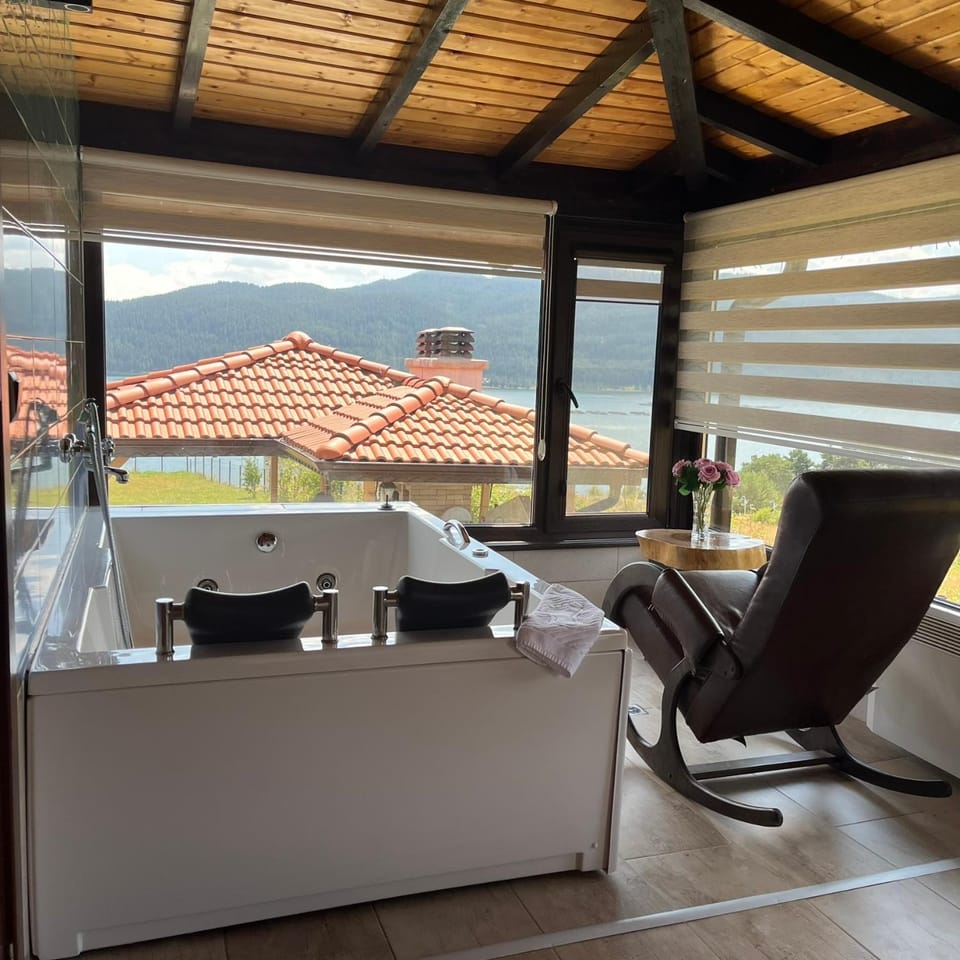 Hot Tub, Seating area