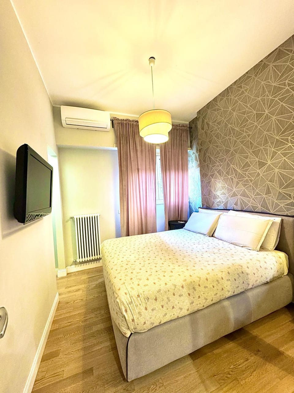 Bed, TV and multimedia, Photo of the whole room, Bedroom