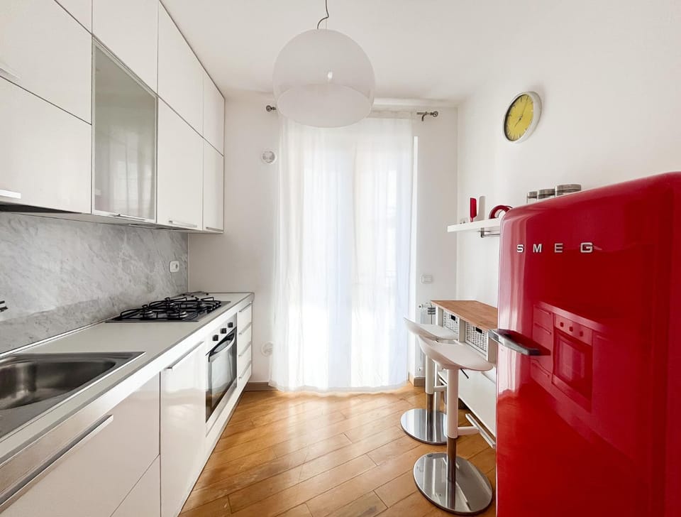 Kitchen or kitchenette, minibar, oven, stove