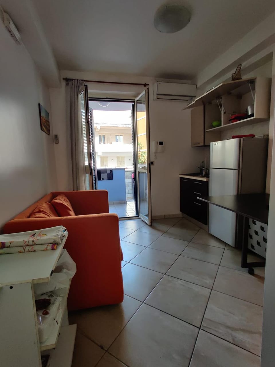 Kitchen or kitchenette, Living room, Seating area, Dining area, oven