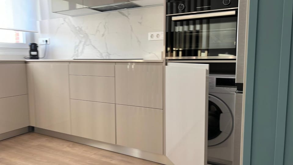 Kitchen or kitchenette, dishwasher, oven, washing machine