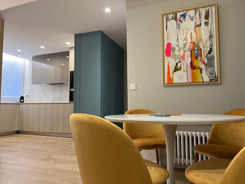 Kitchen or kitchenette, Living room, Seating area, Dining area