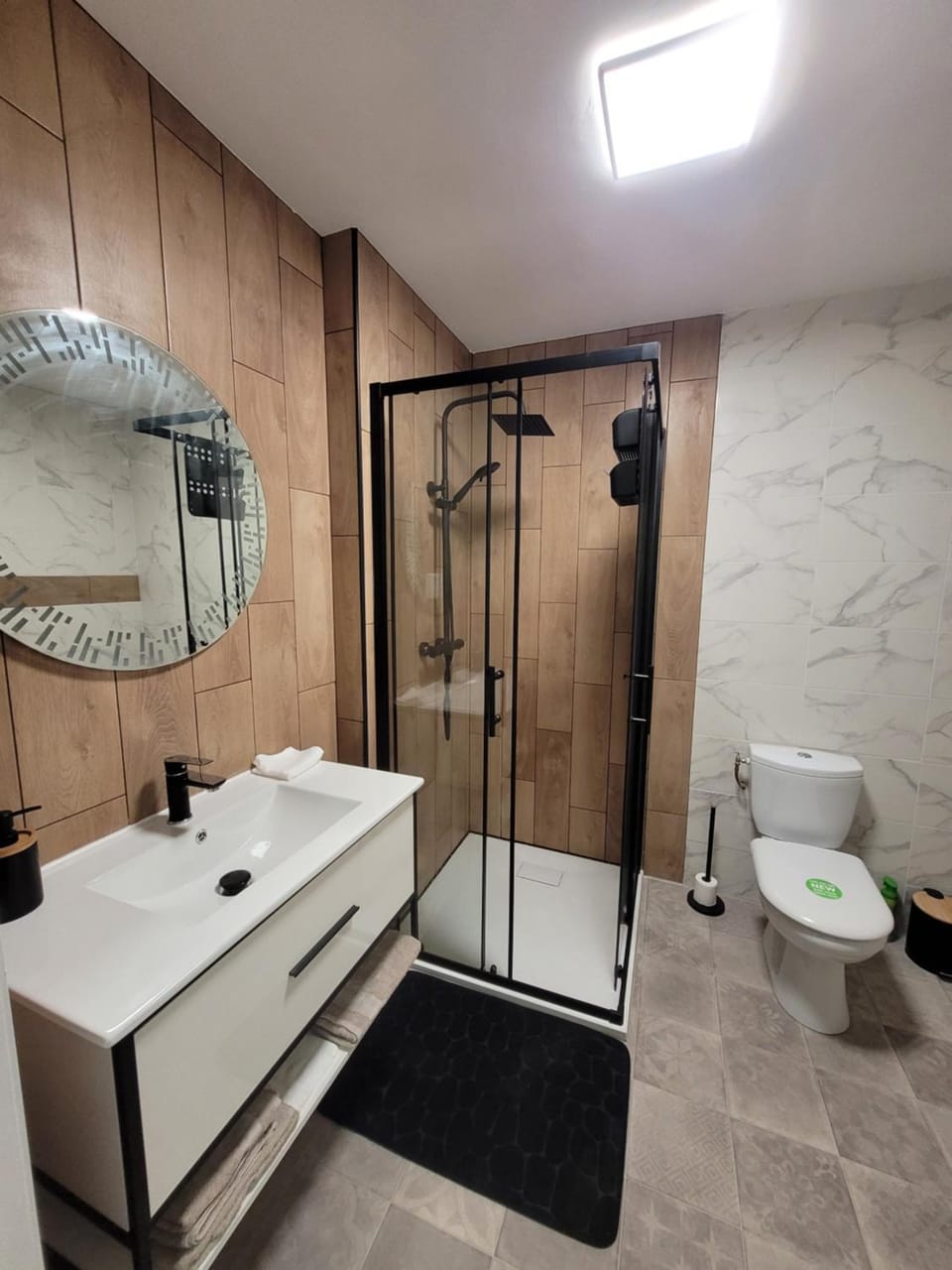Shower, Toilet, Bathroom, towels