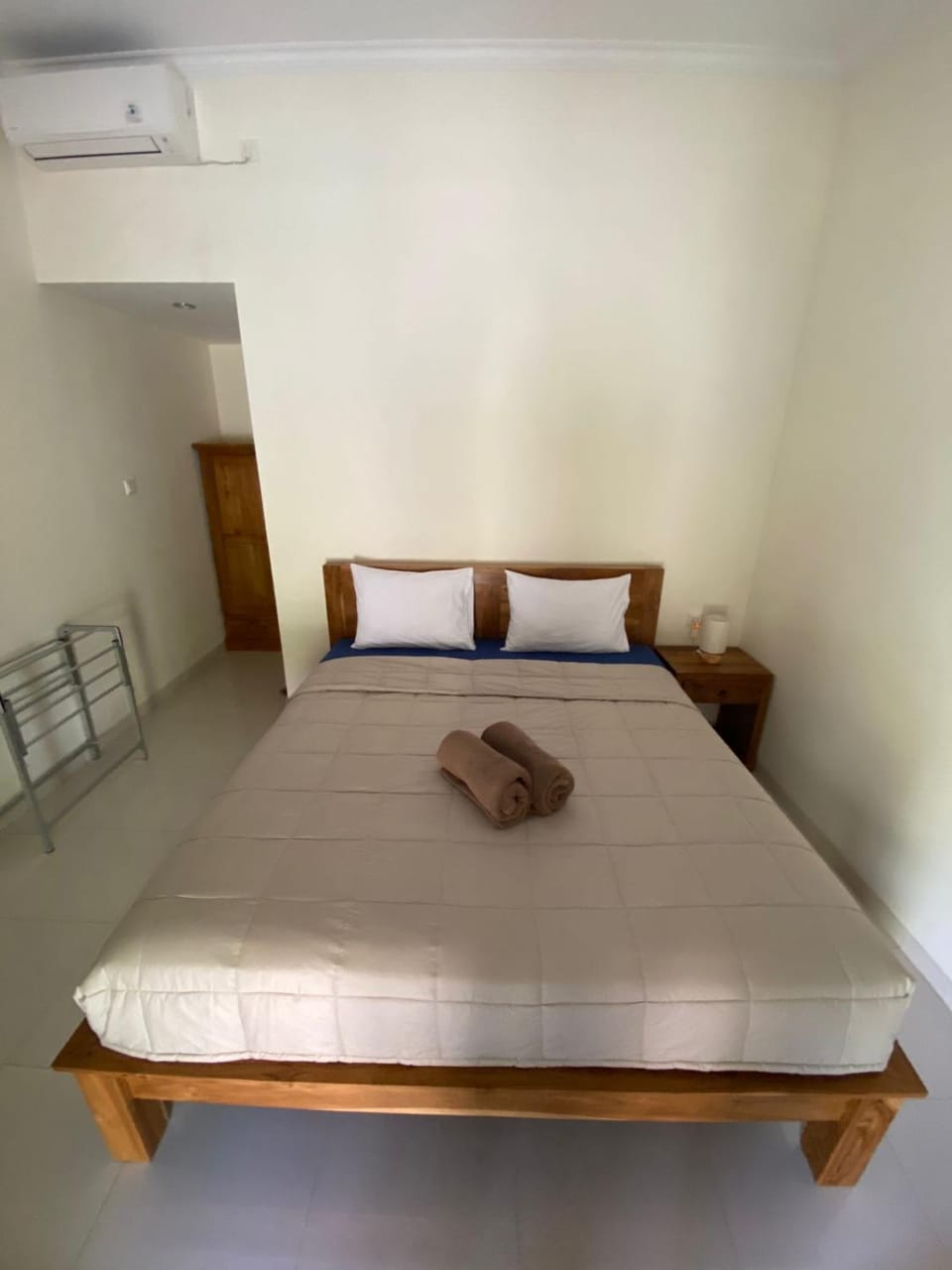 Bed, Photo of the whole room, Bedroom, towels, air conditioner