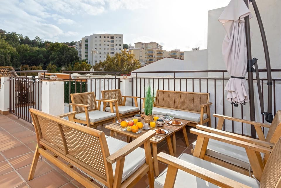 Patio, Day, View (from property/room), Living room, Food and drinks, Seating area, Dining area, Food