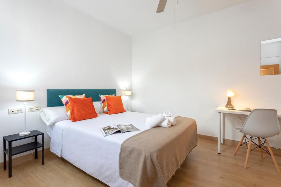 Bed, Living room, Photo of the whole room, Seating area, Bedroom, towels