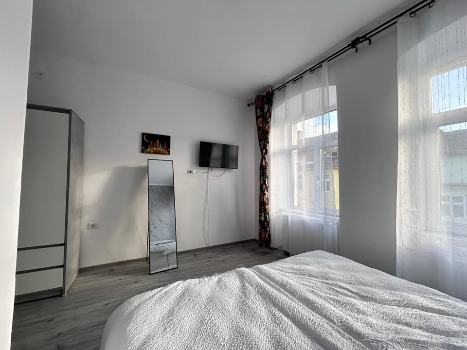 Bed, TV and multimedia, Photo of the whole room, Bedroom, wardrobe