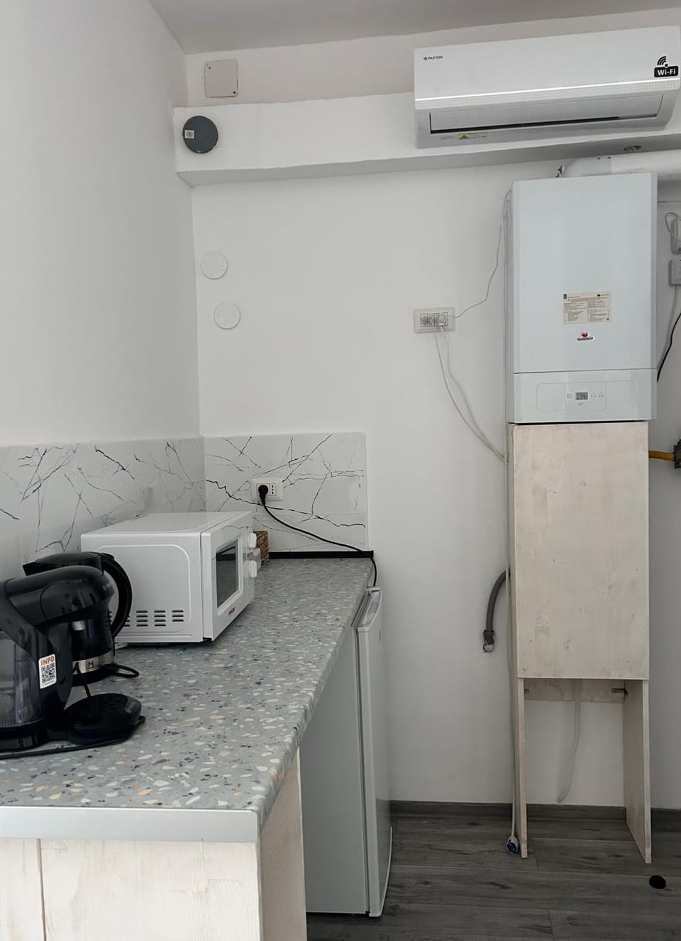 Coffee/tea facilities, Kitchen or kitchenette, air conditioner
