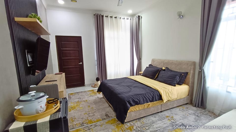 Bed, TV and multimedia, Photo of the whole room, Bedroom