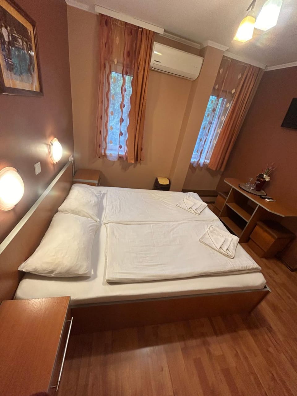 Bed, Photo of the whole room, air conditioner